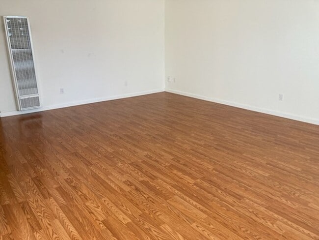 Building Photo - **Welcome Home, Available Now**