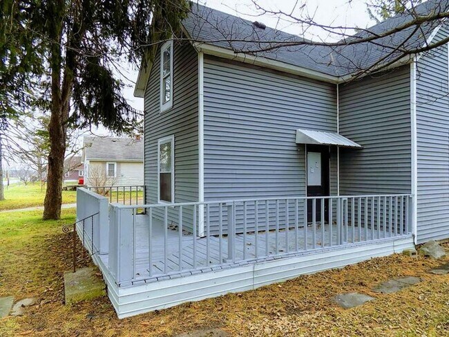 Building Photo - 4 Bedroom 1 bath