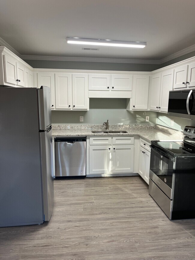 Building Photo - 11 Oakcrest Trl NE