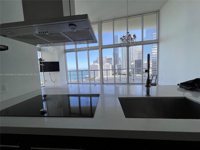 Building Photo - 495 Brickell Ave