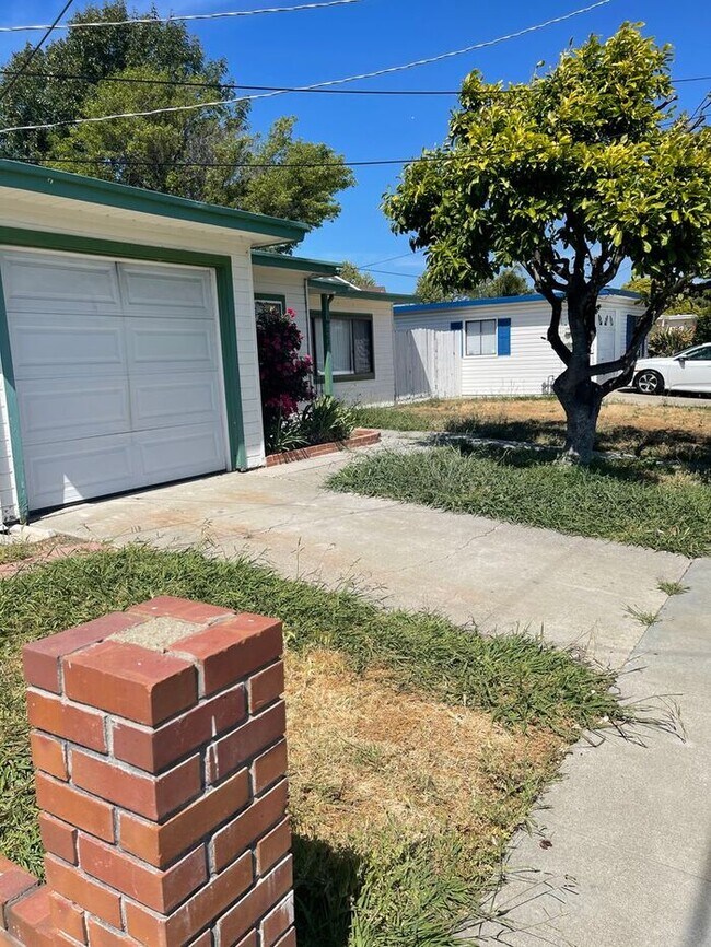 Building Photo - Fantastic 3 bedroom 1 bath