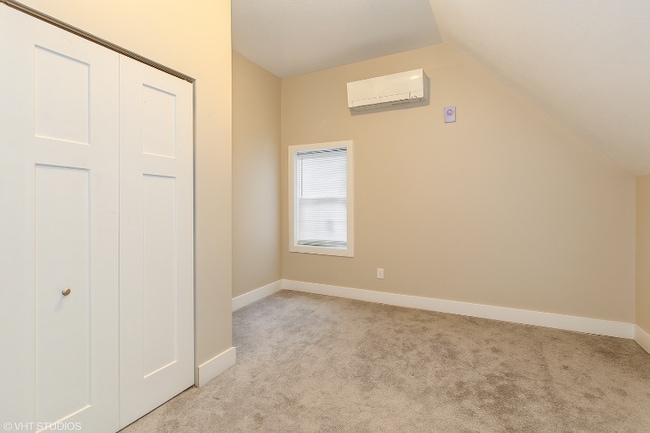 Building Photo - 2508 Lakeshore Dr