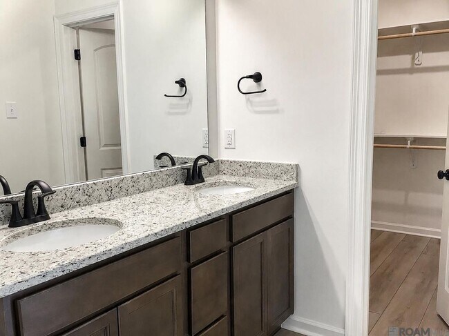 Foto del edificio - 23661 Sweetbriar Ct