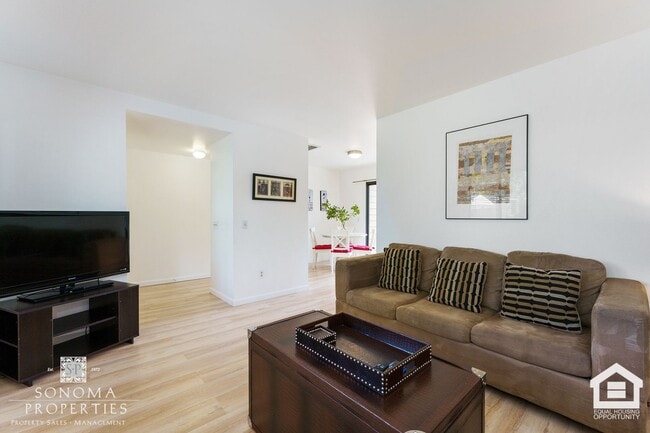 Building Photo - Beautifully Maintained Duplex in Glen Ellen