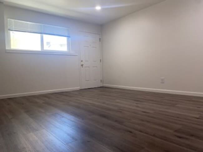 Building Photo - 527 Vaqueros Ave