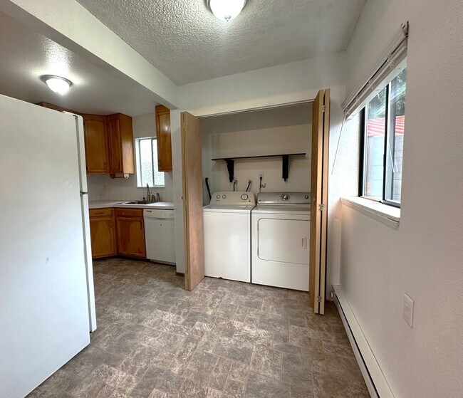 Building Photo - 2 Bedroom Home in Federal Way!