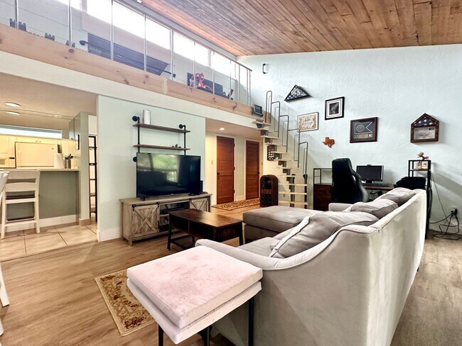 Foto del edificio - Lofty Vibes & Backyard Views – Your Dream ...