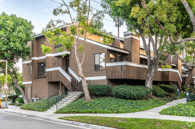 Building Photo - 8615 Meadow Brook Ave