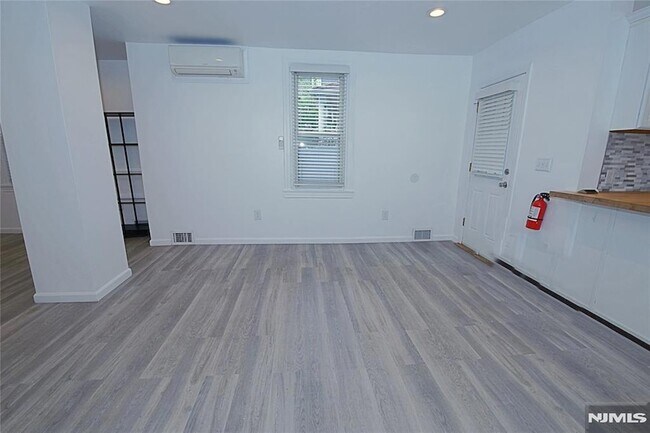 Building Photo - 454 Undercliff Ave