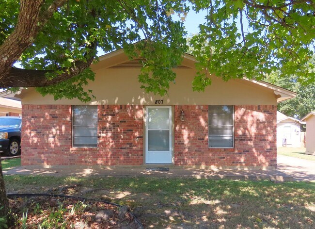 Building Photo - Charming 2 Bedroom, 1 Bath House in Whiteh...