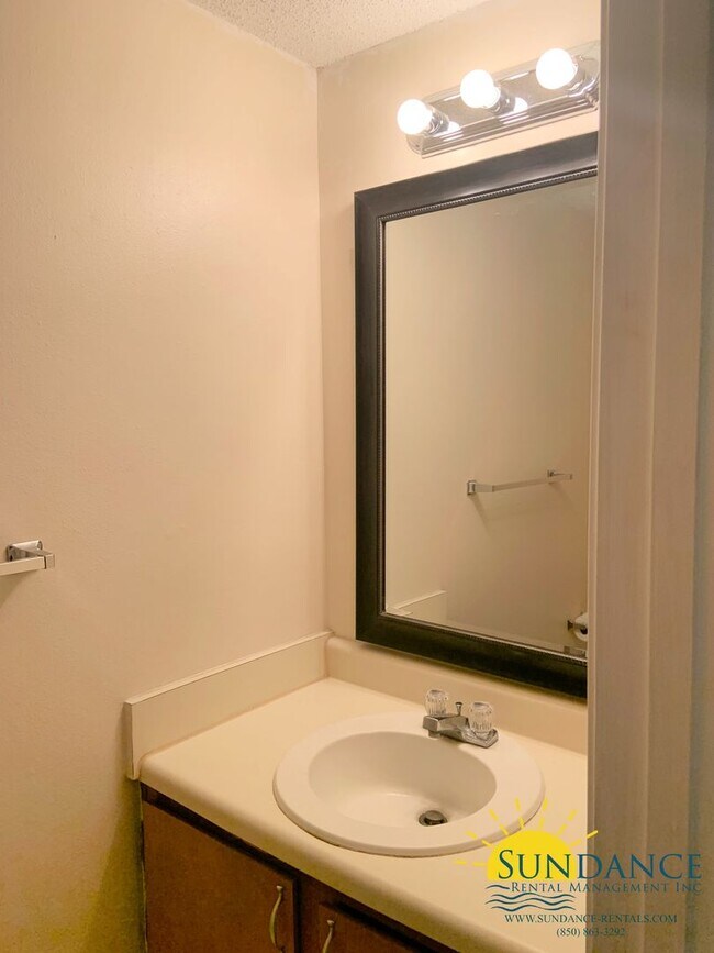 Building Photo - Great 2 Bedroom Townhouse in Downtown Fort Walton Beach