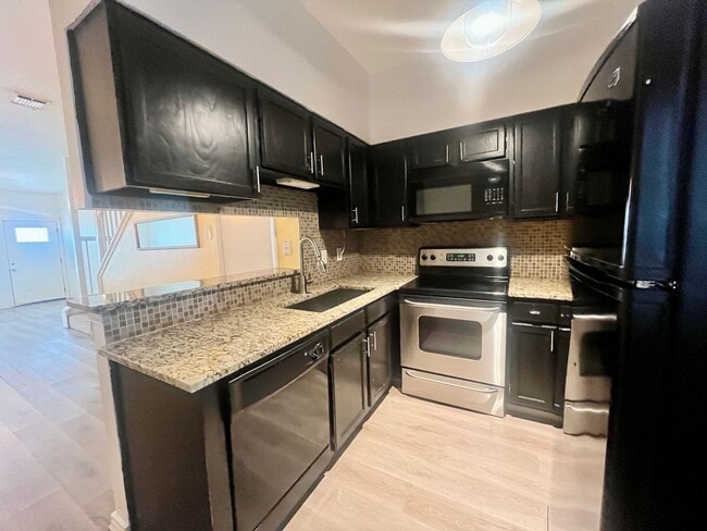 Foto del edificio - 2 Bedroom/2.5 Bath Townhome! Close to Majo...