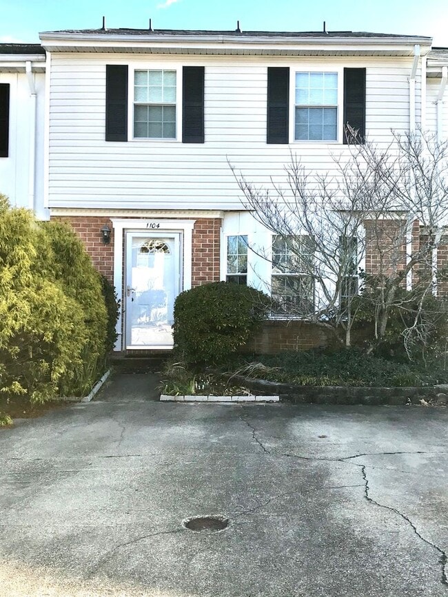 Building Photo - 1104 Clear Springs Rd