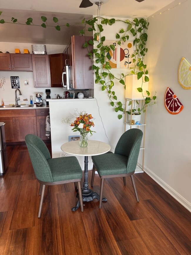 Building Photo - 510 W Belmont Ave