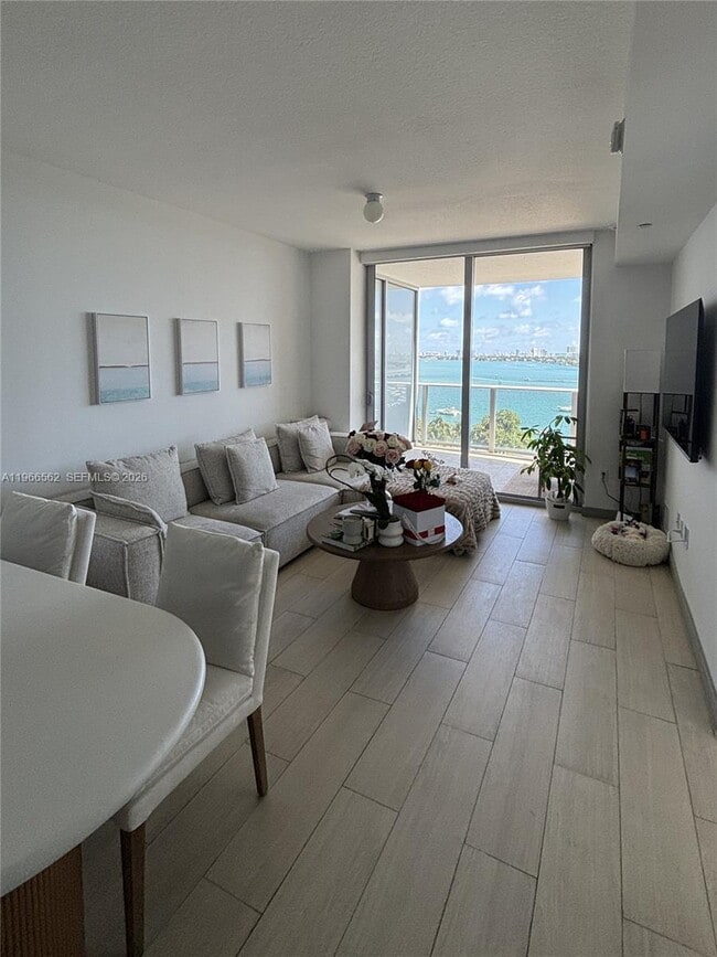 Foto del edificio - 488 NE 18th St