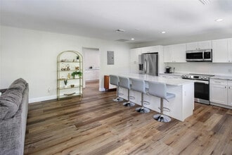 Building Photo - 211 SE 16th Ave