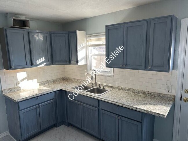 Foto del edificio - Come see this updated and spacious 3 bedro...