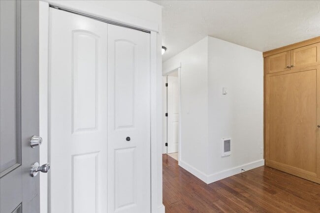 Building Photo - 2864 Newton Pl