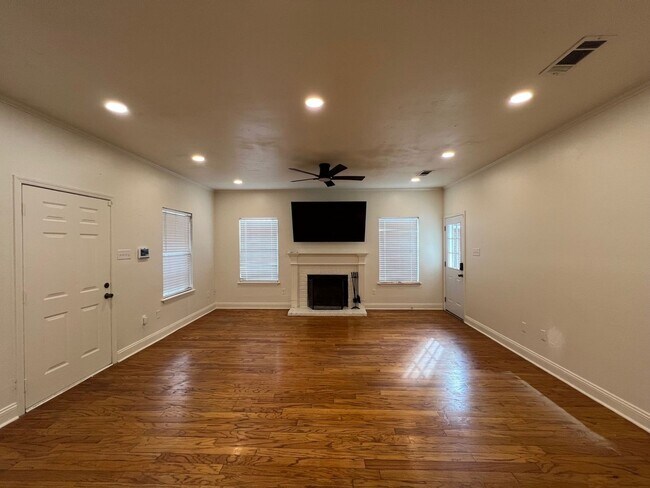 Foto del edificio - CHARMING HOME IN LIVE OAK VILLAGE