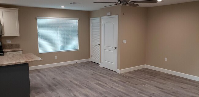Foto del edificio - 584 Tilling Way