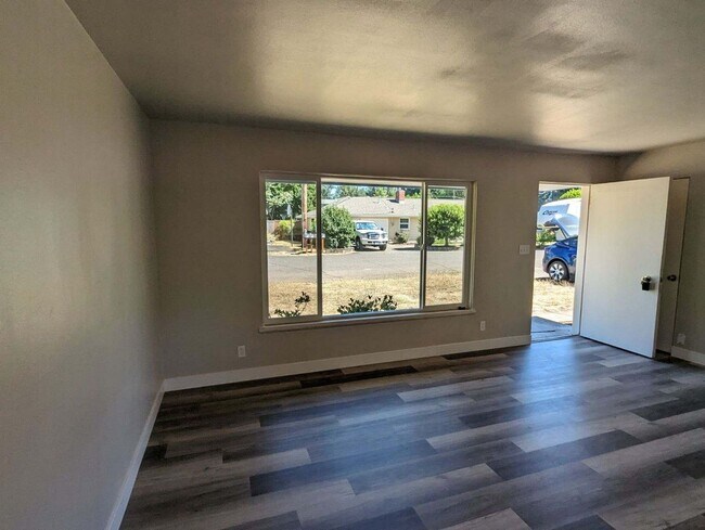 Building Photo - 2-bedroom 1-bathroom duplex in Eugene