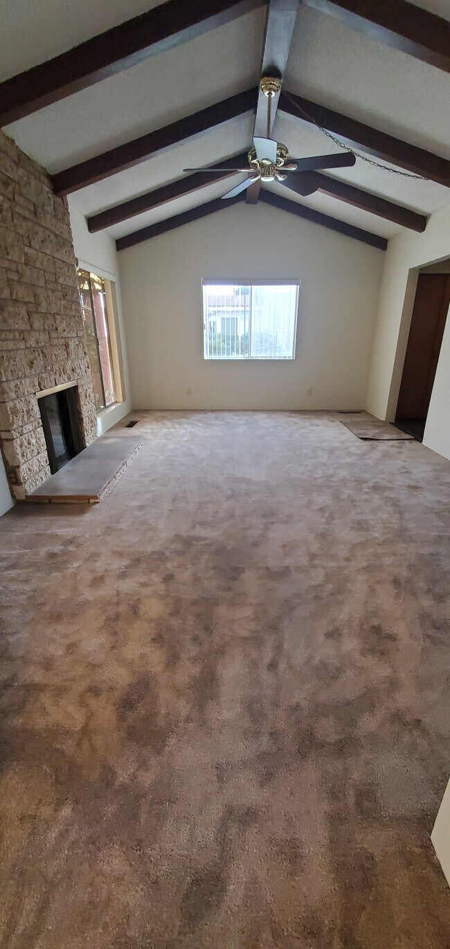 Lots of sunlight and airy - 4314 N Lakewood Blvd