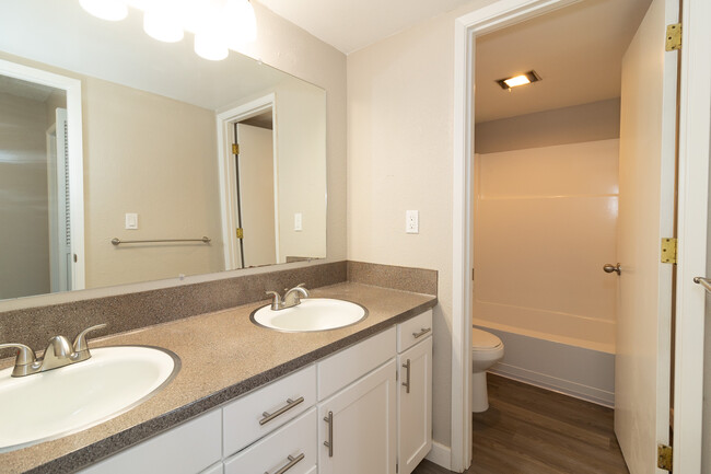 2 habitaciones - Baño - Battle Creek Lodge Apartments