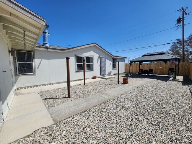 Foto del edificio - Fully Furnished 3 Bedroom Home