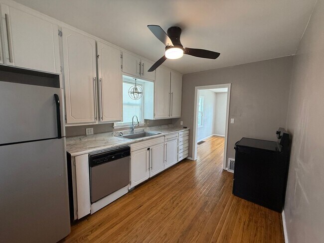 Foto del edificio - Three Bedroom, Two Bathroom Home! One car garage!