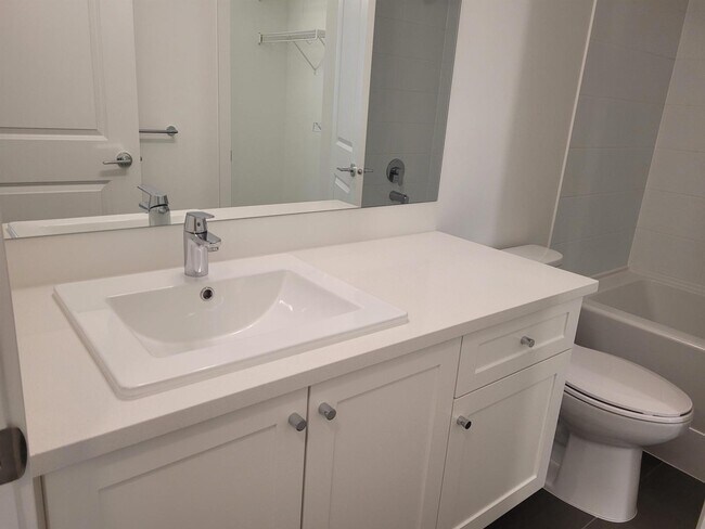 Photo du bâtiment - 15735-15785 85 Ave