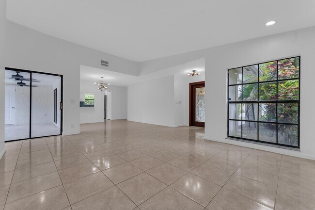 Building Photo - 10084 Camelback Ln