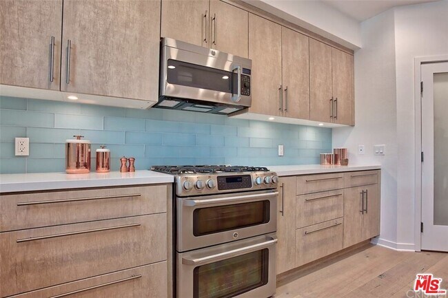 Foto del edificio - 4240 Laurel Canyon Blvd