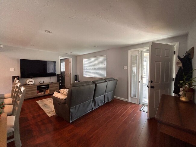 Foto del edificio - 1571 W Cedar Ave