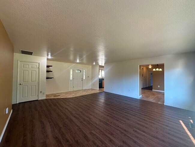 Foto del edificio - 4 Bedroom home with acreage