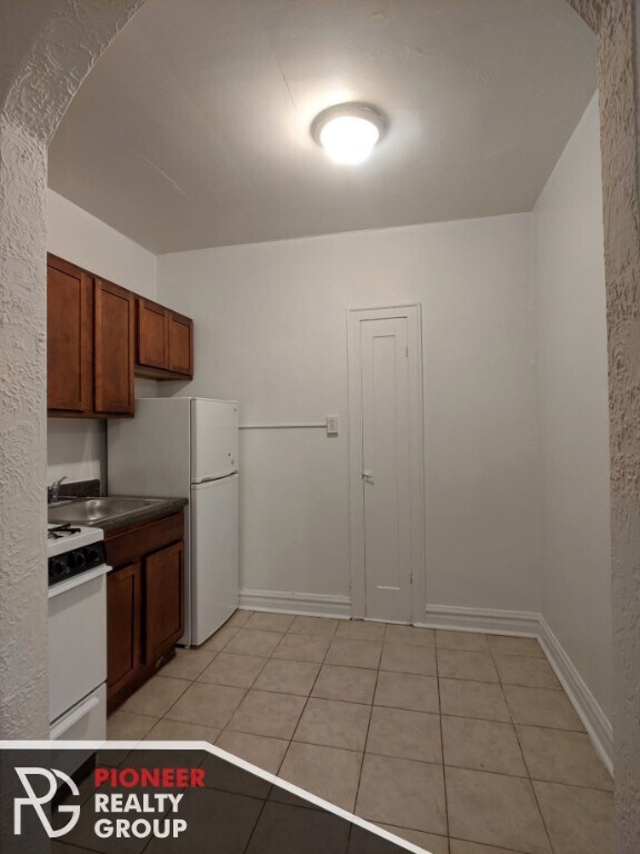 Building Photo - Charming studio with tons of natural light