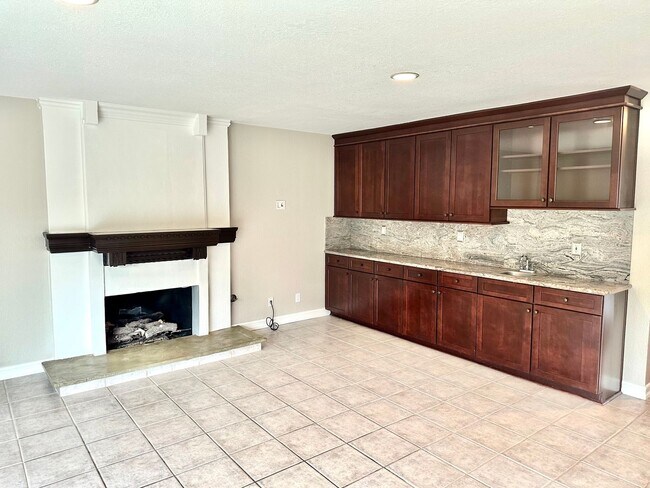 Building Photo - Large 5 Bedroom Single Family Home Near Da...