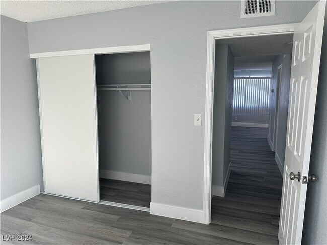 Foto del edificio - 4396 E Vegas Valley Dr