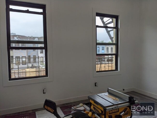 Building Photo - Nice Bushwick One Bedroom Plus Home Office!