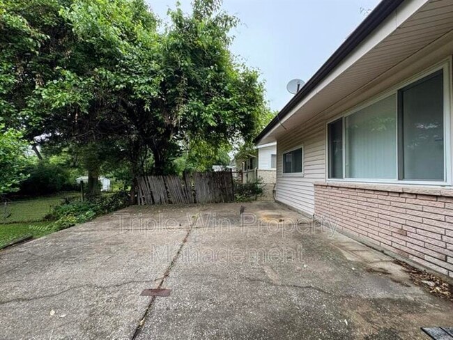 Building Photo - 10655 Hallwood Dr