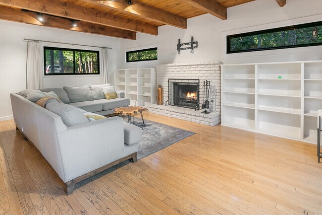 Building Photo - 644 N Grass Valley Rd