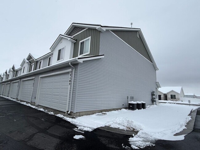 Foto del edificio - 3 Bed 2.5 Bath Townhome with Great Amenities