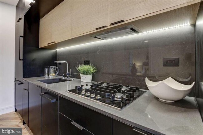 Building Photo - 1900 Biltmore St NW