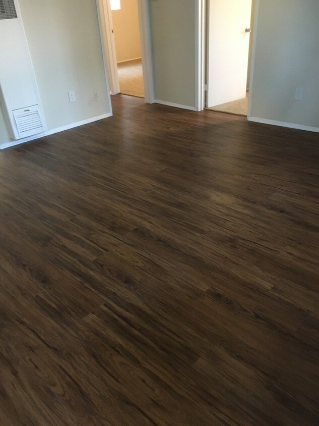 Foto principal - 24852 Newhall Ave