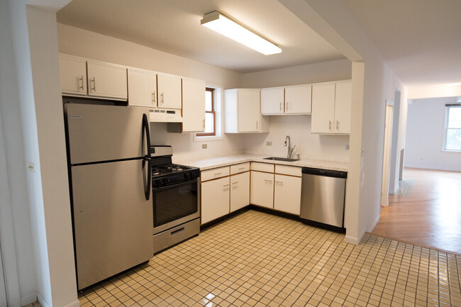 Building Photo - 2459 N Greenview Ave