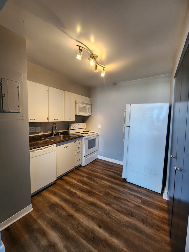 Roomy kitchen - 1 E Chase St