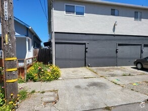 Building Photo - 418 C St