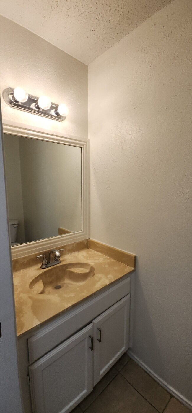 Building Photo - Now Leasing Charming 2 bedroom Townhome with garage & fenced backyard.  – 9110 White Settlement R...