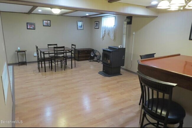 Foto del edificio - 261 Middle Rd