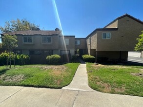 Building Photo - 9361 Shadowood Dr