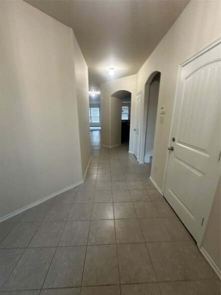 Building Photo - 2412 Michelle Creek Dr